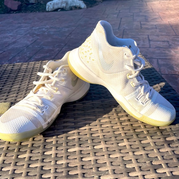 Kyrie 3 GS “White Chrome” - Picture 2 of 4